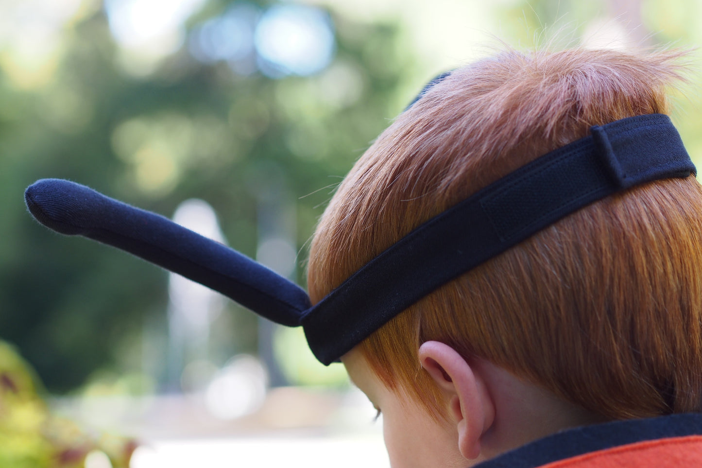 Ukážka hotového kostýmu lienky vytvoreného podľa PDF strihu Costumea – fotka zameraná na čelenku.